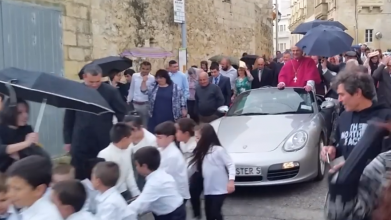 Kinder ziehen Priester im Porsche durch Maltas Straßen – Behörden sprechen von Tradition