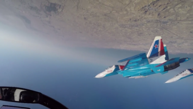 Das Russian-Knights-Kunstflugteam zeigt atemberaubende Stunts in Bahrain