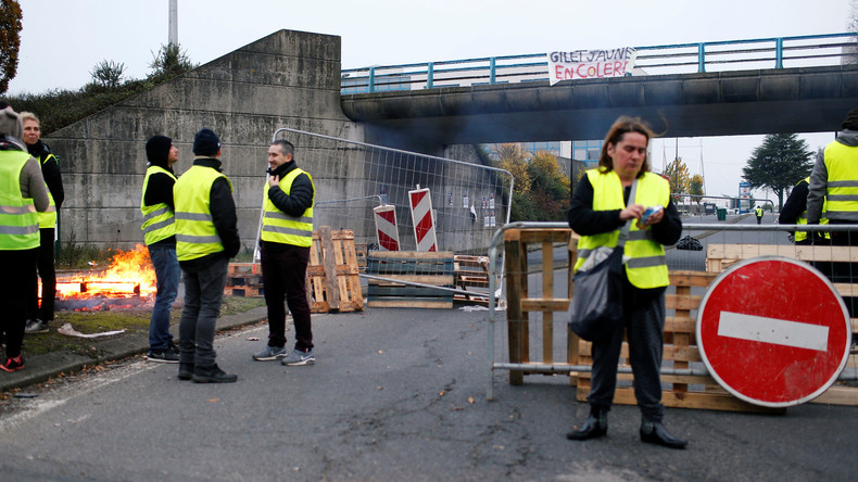 Auto überfährt Demonstrantin bei Protesten gegen hohe Spritpreise in Frankreich