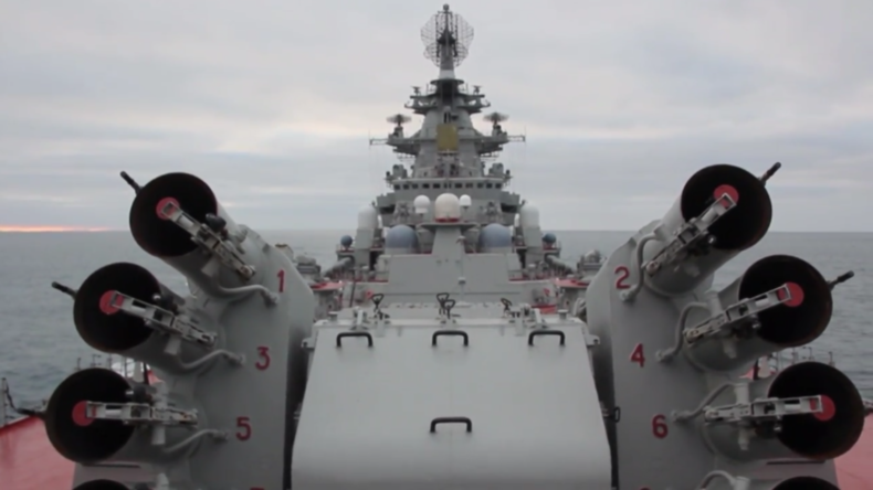 Raketenkreuzer der russischen Marine Pjotr Weliki bei Seekriegsübungen in der Barentssee