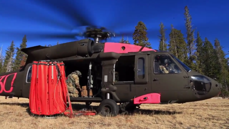 USA: Hubschrauber bekämpft Waldbrände in Kalifornien
