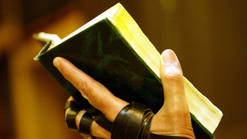 Prioritäten gesetzt: Rabbiner liest während Fußballspiel heiligen Text und verpasst Tor