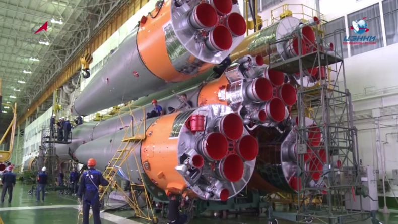 Kasachstan: Montage der Sojus-Booster vor dem Start der MS-11 zur ISS