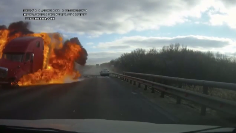 Lastwagen geht nach Zusammenstoß mit Auto in Flammen auf