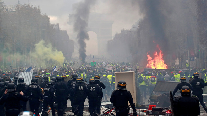 Ausschreitungen bei Protesten der Gelbwesten in Paris: RT-Reporterin verletzt (Bilder)