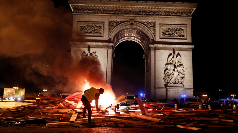 Frankreichs Staatschef Emmanuel Macron zeigt sich empört über Krawalle in Paris 