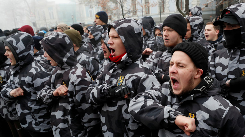 Ukrainischer Präsident umgeht Parlament und verhängt Kriegszustand