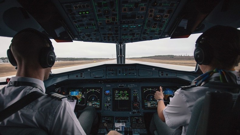 Pilot schläft angeblich während des Fluges ein und verfehlt Ziel um fast 50 Kilometer