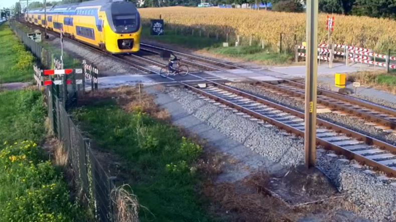 Sekundenbruchteile vor Katastrophe: Radfahrer fährt über Bahnübergang knapp vor einem Zug