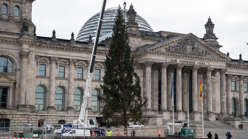 Das Fest ist nah: Weihnachtsbaum vor dem Reichstagsgebäude aufgestellt 