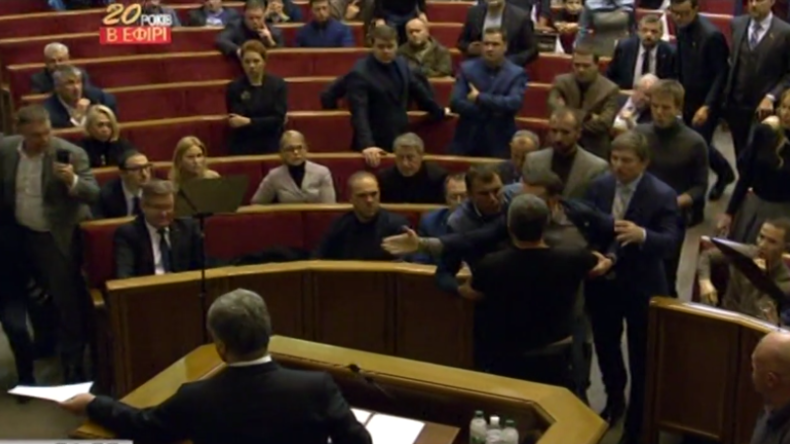 Ukraine: Im Parlament brechen Tumulte aus, als das Kriegsrecht verabschiedet wird