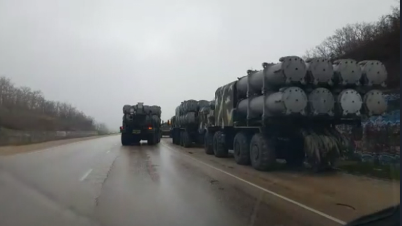 Exklusiv: Verlegung von BAL-Raketenkomplex auf der Krimautobahn Richtung Kertsch gefilmt