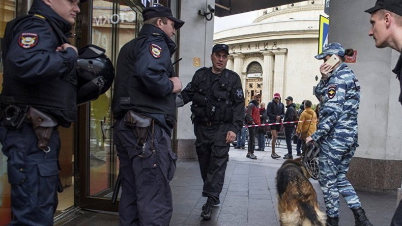 Moskau: Tausende Menschen aus 10 Einkaufszentren wegen Bombendrohung evakuiert (Bilder, Video)