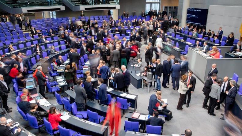 Mitfinanzierung der Schulen und Milliarden in Wohnungsbau: Bundestag beschließt Grundgesetzänderung