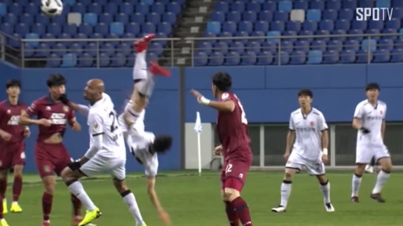 Südkoreanischer Fußballspieler setzt zum Kopfball an und bricht sich den Hals (Verstörende Bilder)
