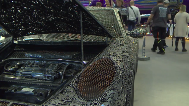 Müll den Porsche! Stahlarbeiter-Künstler bauen das ikonische Auto aus Altmetall