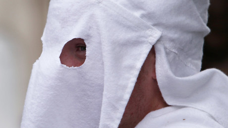 Schüler trägt Ku-Klux-Klan-Kleidung für Präsentation im Unterricht – Lehrer suspendiert