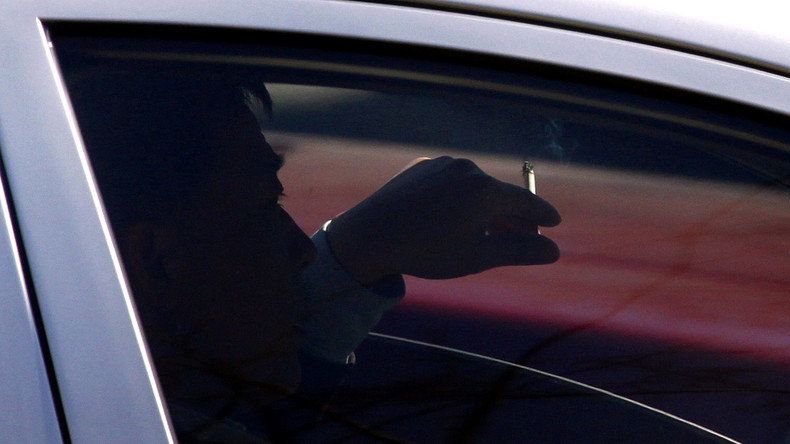 Fahrer wirft Zigarettenstummel aus dem Fenster und zündet sein Auto an