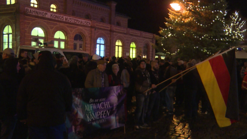 Königs Wusterhausen: Mehrere Hundert Menschen demonstrieren gegen Flüchtlingspolitik