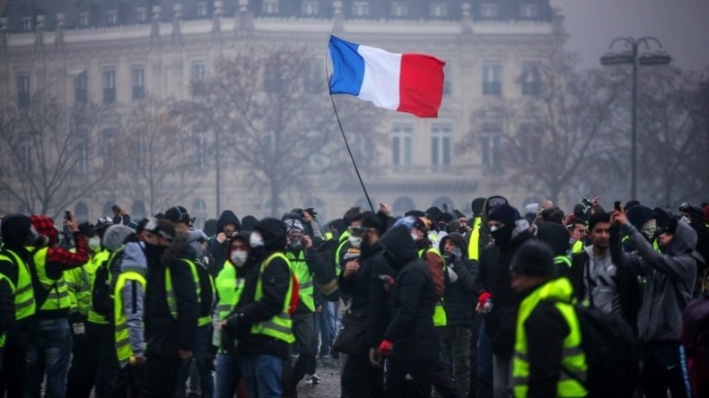 Frankreich: Krankenwagenfahrer und Schüler schließen sich Protesten an (Video)