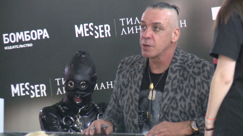 Moskau: Rammstein-Frontmann Till Lindemann kommt mit SM-Hundedame zur Autogrammstunde