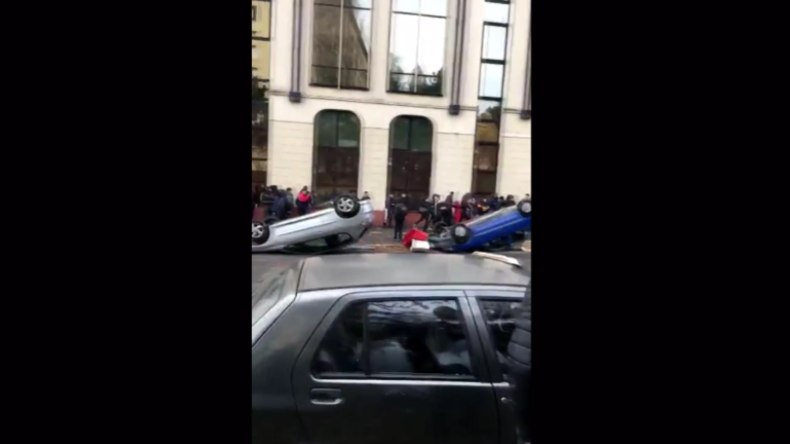 Schüler beteiligen sich an Protesten in Frankreich und werfen Autos um 