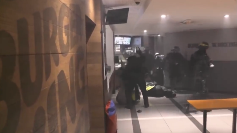 Paris: Polizisten knüppeln auf Gelbwesten-Demonstranten in Burger King-Filiale ein