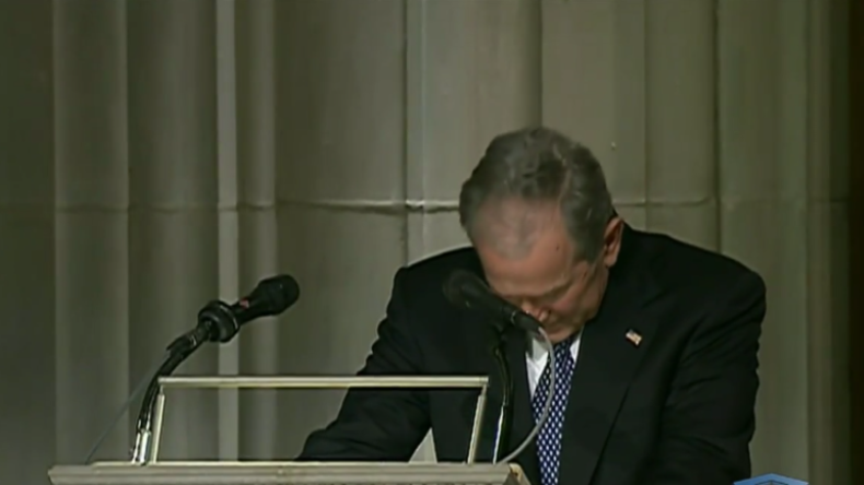 Gebrochener Mann: Bush hält Beerdigungsrede für seinen Vater und kämpft mit den Tränen