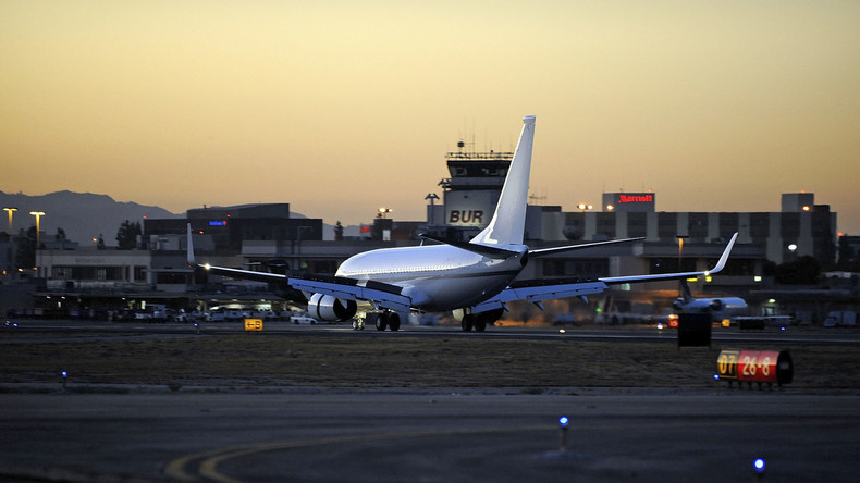 Flugzeug in USA schlittert über Landebahn hinaus - Keine Verletzten 