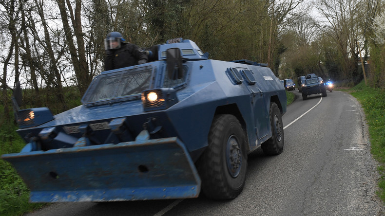 "Armee unterwegs nach Paris" - Videos und Fotos von Militär- und Panzerfahrzeugen kursieren im Netz