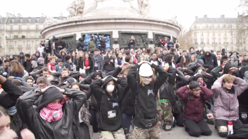Hunderte Schüler protestieren auf Knien gegen Massenverhaftungen