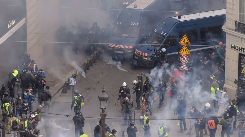 Französische Polizei setzt Tränengas gegen Gelbwesten-Demonstranten ein