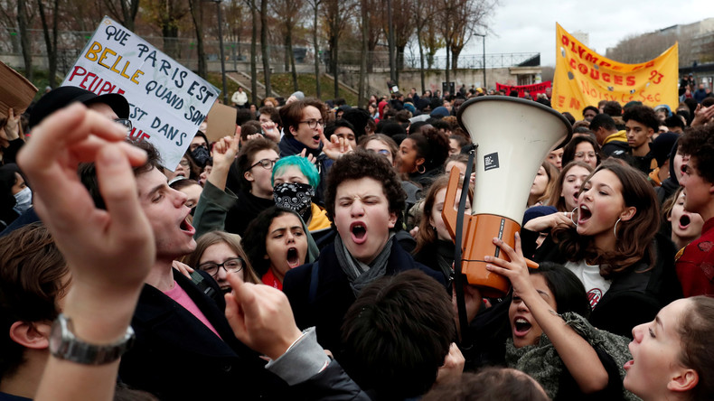 LIVE: Studenten protestieren in Paris gegen neue Studiengebühren