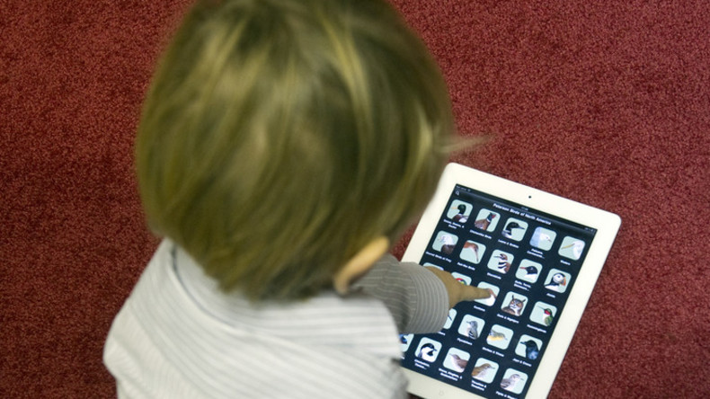 Es ist offiziell: Übermäßige Zeit vorm Bildschirm beeinträchtigt irreversibel das Gehirn von Kindern
