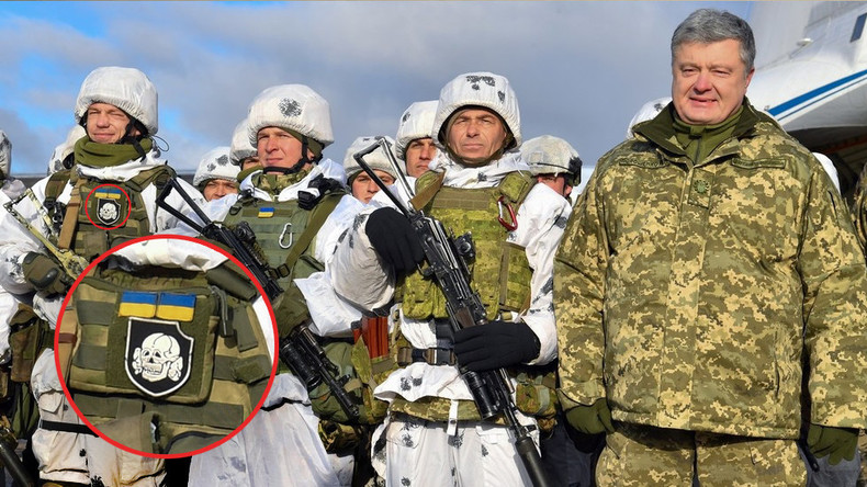 Mit Totenkopf auf der Brust: Präsident der Ukraine posiert mit Soldaten mit SS-Abzeichen 