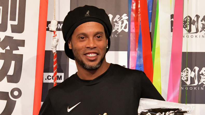 Ronaldinho schickt Doppelgänger zur Autogrammstunde und weicht unangenehmen Fragen aus