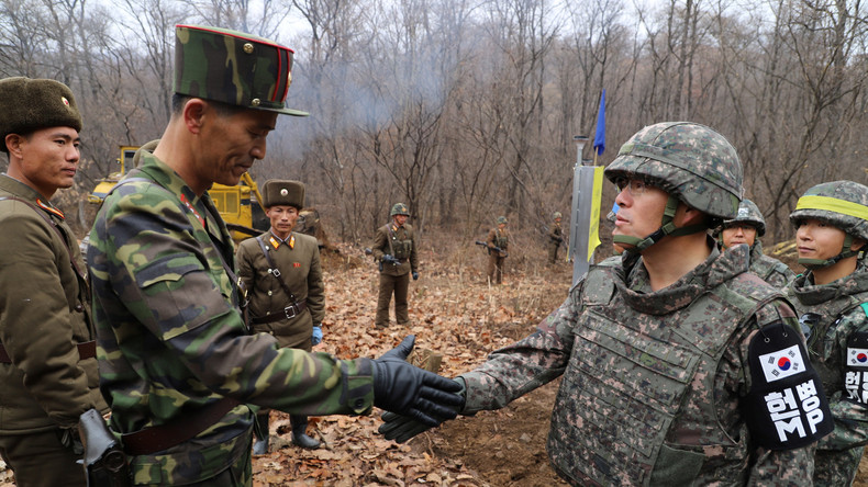 Zeichen der friedlichen Annäherung: Nord- und Südkoreanische Soldaten überqueren Grenze 