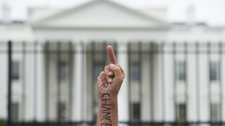 F*** you! Verärgerter US-Amerikaner stellt riesige Mittelfinger-Skulptur für Stadtverwaltung auf