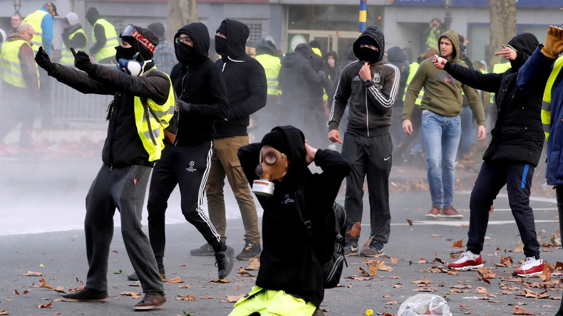 "Wir müssen uns schützen dürfen!" - Französische Polizei nimmt Fotografin Schutzausrüstung weg