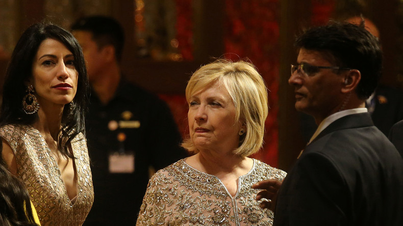 Für ihn wird sie zum Inder: Clinton bei seltsamen Bollywood-Tanz auf Milliardärs-Hochzeit gefilmt