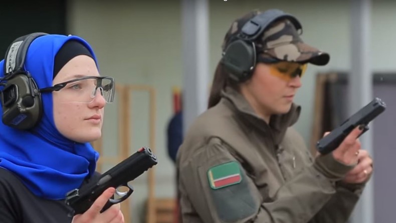 "Waffen haben mich schon immer fasziniert": "Lara Croft" aus Kasachstan bringt Frauen Schießen bei