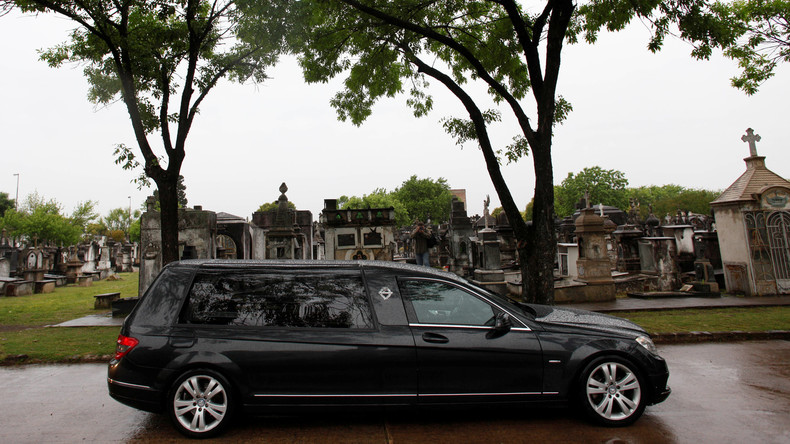 Fahrer stoppt Leichenwagen nach Geräuschen in Sarg – Begräbnis findet erst nach Arztbefund statt