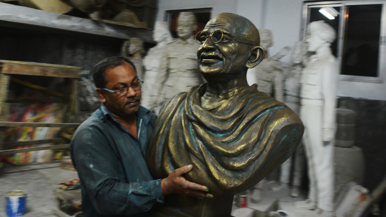 Ghana gegen Gandhi: Statue des Aktivisten aufgrund früher rassistischer Aussagen demontiert 