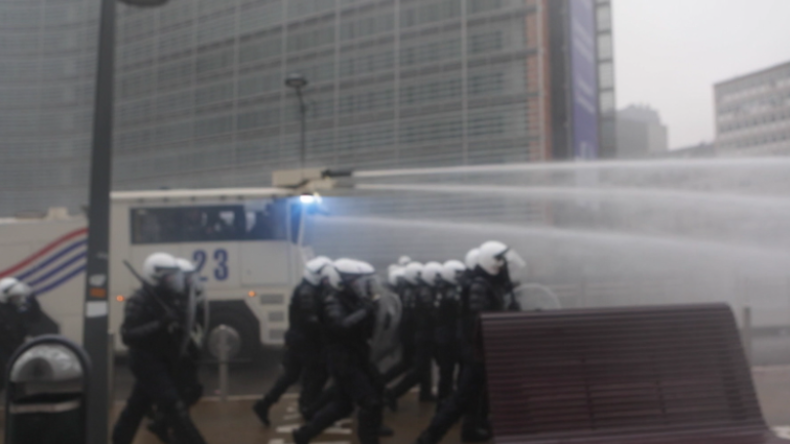 Brüssel: Tausende protestieren gegen UN-Migrationspakt – Festnahmen und Wasserwerfer im Einsatz