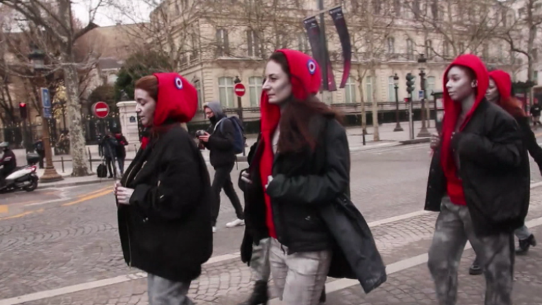 Zwischen Tränengas und Schlagstöcken: Protestlerinnen ziehen für Gelbwesten in Paris blank