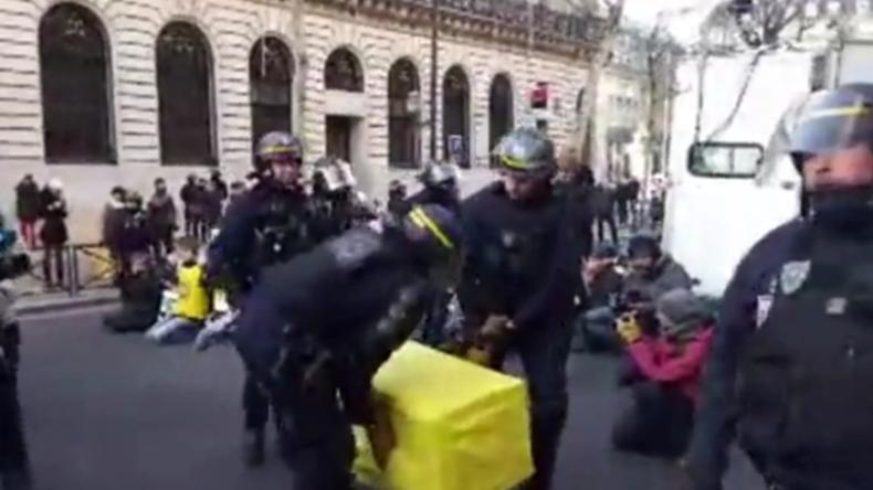 Bei Umwelt-Protest in Paris: SpongeBob von Polizei mit Tränengas angegriffen und verschleppt