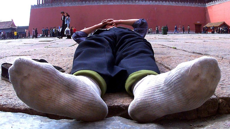 Mann schnüffelt an schmutzigen Socken und zieht sich Lungeninfektion zu