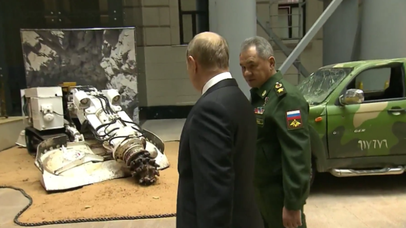 Moskau: Putin besucht Ausstellung beschlagnahmter Waffen von Militanten in Syrien