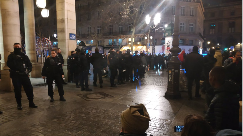 Paris: Hunderte Migranten versuchen, bekanntes Theater zu stürmen, um Papiere zu fordern 