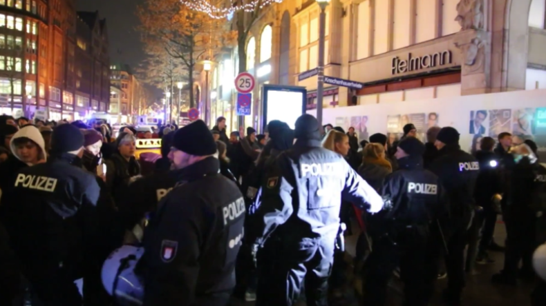 "Alerta Alerta Antifascista" – Hunderte protestieren gegen Besuch von AfD-Mann Gauland in Hamburg
